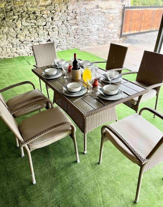 Tom Rocky'S Farmyard Villa Темпълмор Екстериор снимка